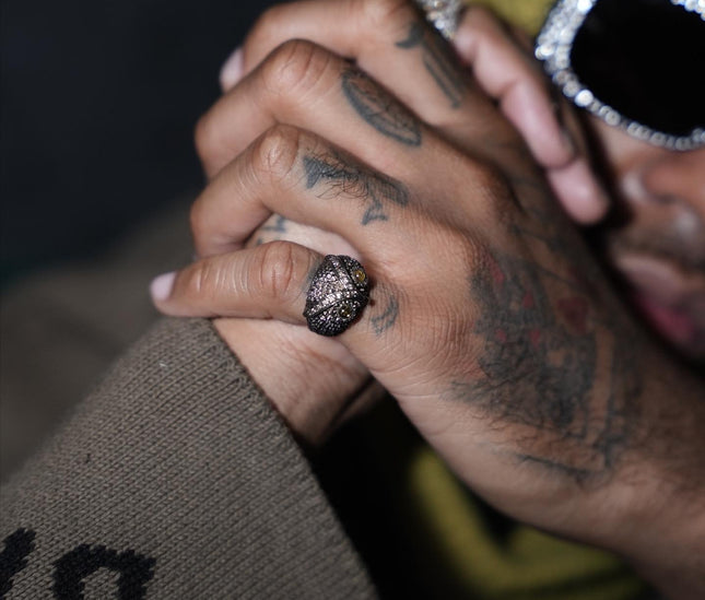 Bague 'OWLITE' worn by JEREMIH