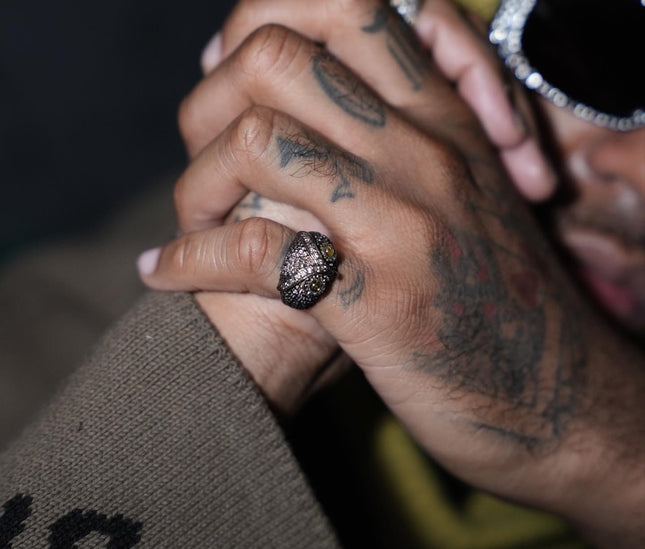Bague 'OWLITE' worn by JEREMIH