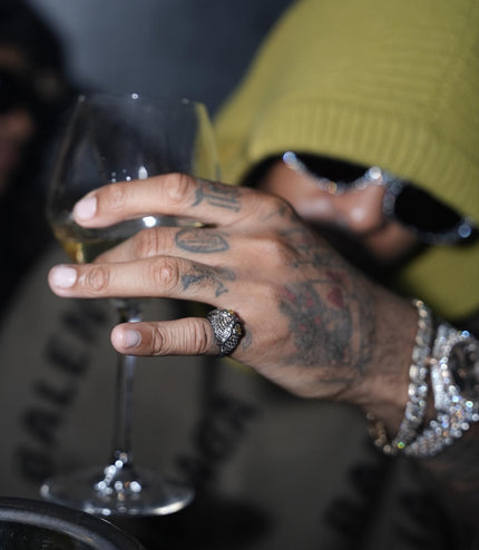 Bague 'OWLITE' worn by JEREMIH
