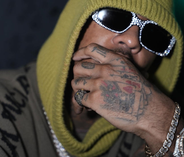 Bague 'OWLITE' worn by JEREMIH