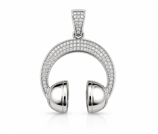 Pendentif Casque Audio Pavé – Élégance Contemporaine